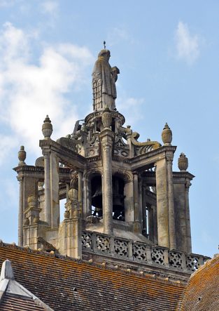 Le campanile au sommet du clocher (daté de 1521)