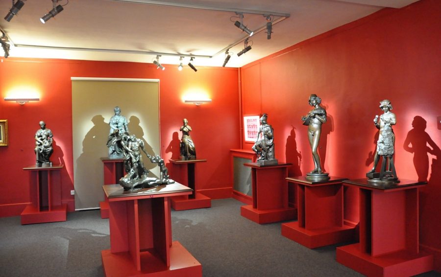 Une des salles des bronzes au premier étage du musée Paul-Dubois-Alfred-Boucher