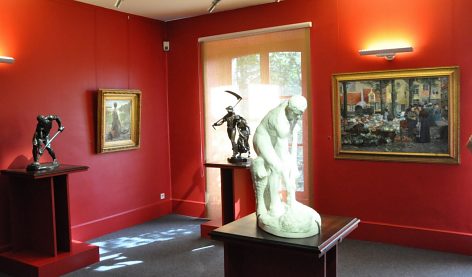 Salle du premier étage avec tableaux, bronžes