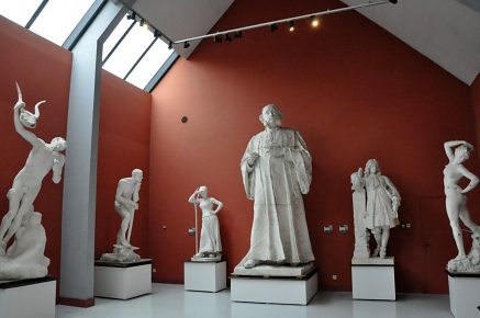 Une vue de la grande salle des plâtres dans le bâtiment annexe