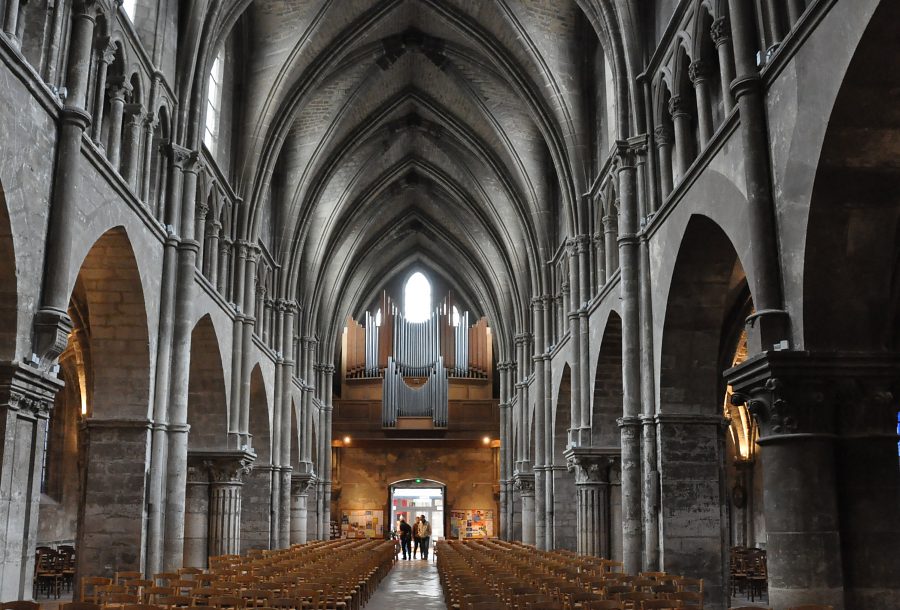 Vue de la nef et de l'orgue de tribune depuis le chœur.