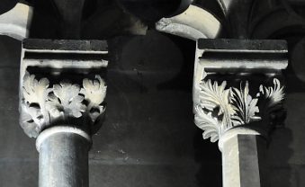 Chapiteaux dans le triforium du chœur (construit au XVIe siècle).