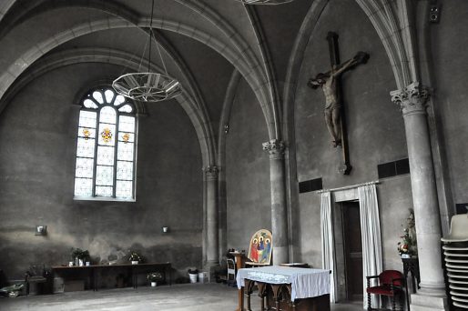 Vue d'ensemble de la sacristie avec sa pièce maîtresse : le Christ en croix de Pierre Jacques de Reims (†1596).