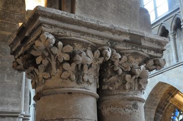 Chapiteau à thème floral sur les colonnes jumelles de la nef.