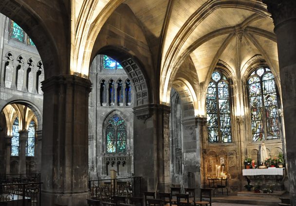 La chapelle absidiale sud et le chœur.