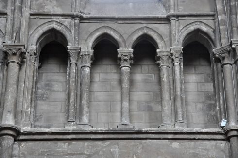 Triforium à quatre baies en tiers–points dans la double–travée méridionale (avant 1210).