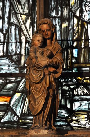 Statue de la Vierge à l'Enfant dans la chapelle absidiale nord.