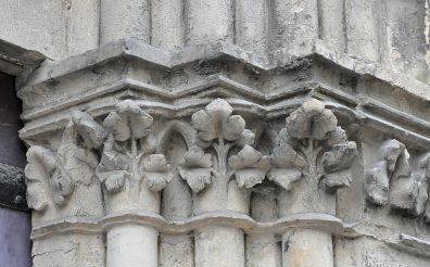Sculptures florales au-dessus d'un pilier du portail nord