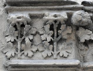 Sculptures florales au-dessus d'un pilier du portail nord (XIIIe siècle).