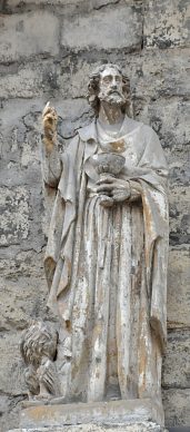 Saint Jean l'Évangéliste et son aigle dans une niche de la façade.