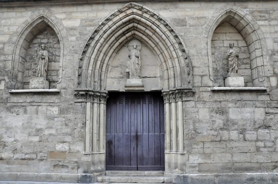 La partie centrale de la façade illustre un thème typiquement rémois