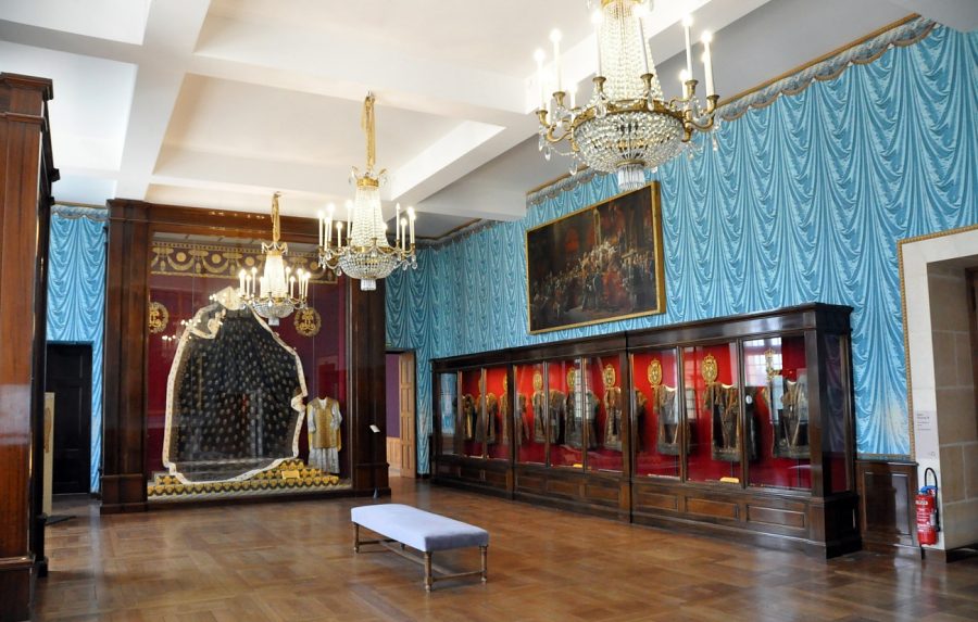 Salle du Sacre de Charles X avec, dans le fond, la vitrine du manteau royal