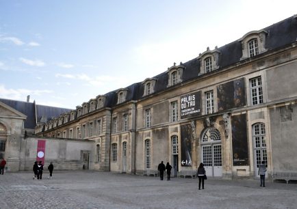 L'aile sud et l'entrée du musée.