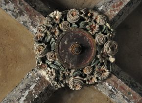 Clé de voûte incrustée de roses dans une chapelle latérale sud