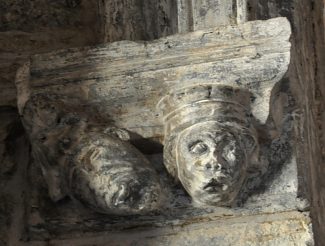 Culs-de-lampe avec deux grotesques