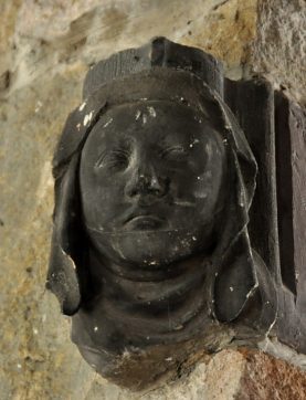 Visage d'une femme sur un pilier de la nef