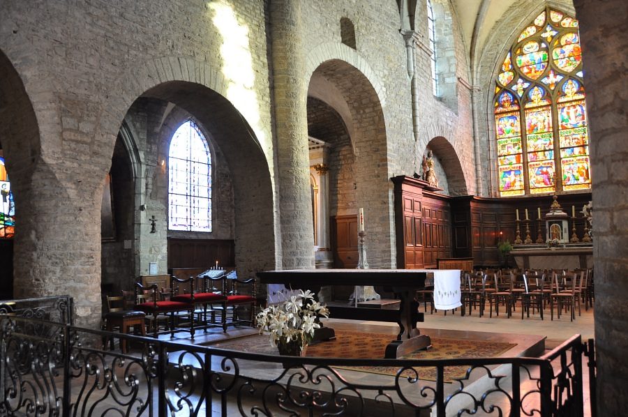 Le chœur de l'église Saint-Just est en style roman bourguignon.