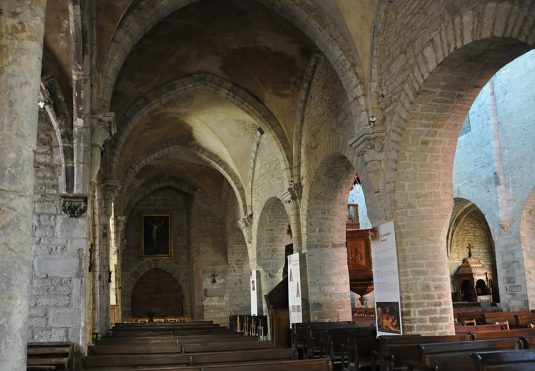 Vitrail du XIXe siècle dans une chapelle latérale