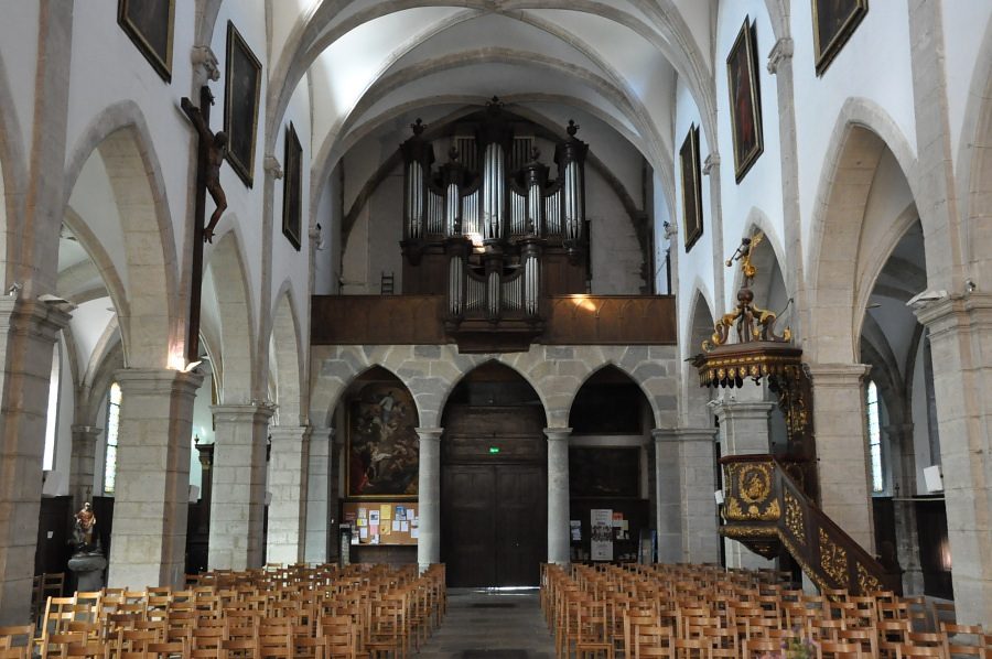 La nef et l'orgue de tribune vus depuis le chœur