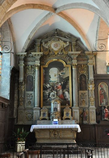 Le très beau retable baroque de style Louis XIII dans l'absidiole gauche