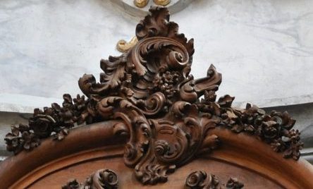 Riche sculpture en bois sur le buffet de l'orgue