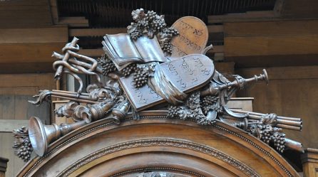 Le sommet de la porte d'entrée est surmonté d'une riche sculpture en bois