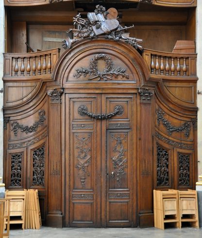 La porte d'entrée de la chapelle avec ses boiseries