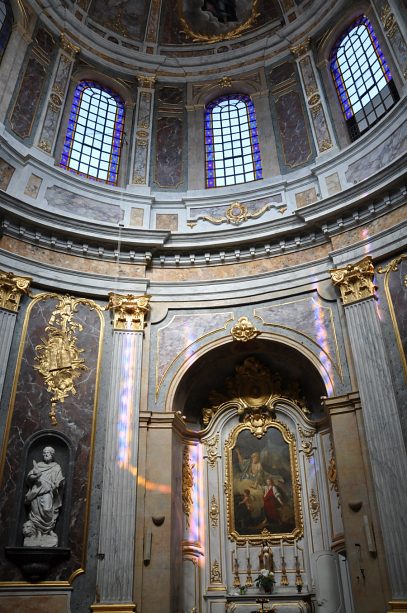 L'élévation de la chapelle avec l'autel latéral droit