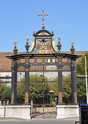 La magnifique grille de l'hôpital est due au ferronnier Nicolas Chapuis.