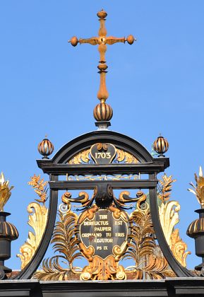 L'inscription latine du fronton de la grille principale de l'hôpital