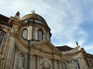 Le haut de la façade rentrante et le dôme