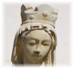 Statue de la Vierge à l'Enfant sur le trumeau de la façade