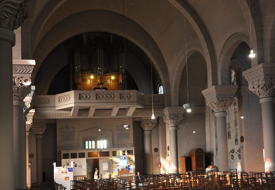 La nef et l'orgue de tribune