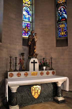 L'autel de la chapelle latérale Saint–Joseph