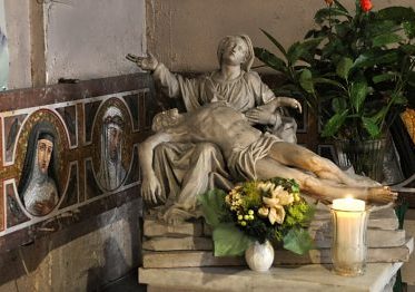 Vierge de Pitié dans une chapelle latérale