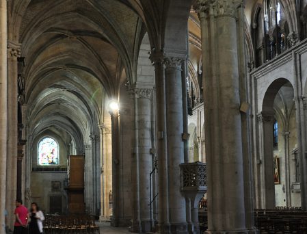 Le collatéral sud, vu ici en direction de l'est.