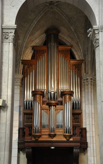 L'orgue dans le collatéral droit.