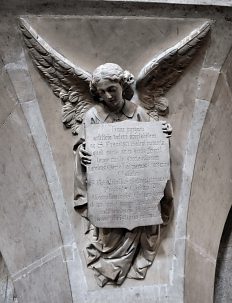 L'ange sous la cuve de la chaire à prêcher.