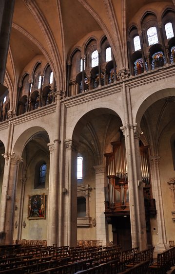 L'élévation nord avec l'orgue et la loggia Renaissance.
