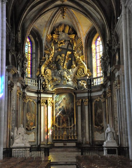 Vue d'ensemble de l'abside du Saint-Suaire avec sa gloire et sa croix  triomphante.
