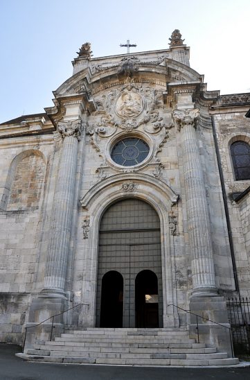 Le portail nord et son fronton dédié à saint  Jean.