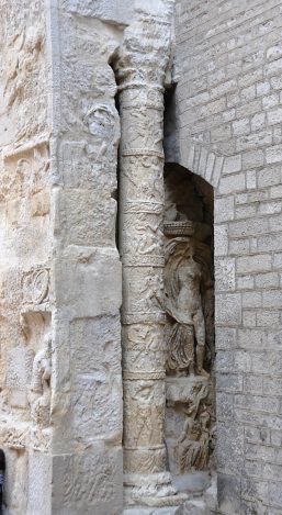 Mur et colonnette avec bas-reliefs.