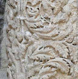 Bas-relief sur une colonnette de la Porte Noir