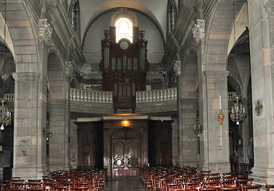 La nef et l'orgue de tribune vus du chœur