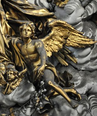 Un ange dans la gloire au-dessus du chœur