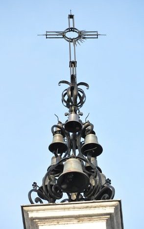 Le carillon au sommet du fronton de la façade