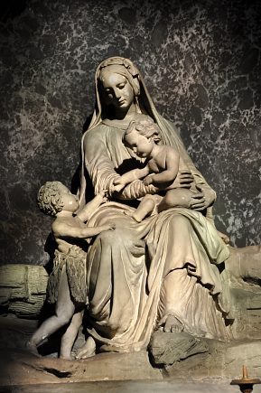 Groupe sculpté de la Vierge avec l'Enfant-Jésus