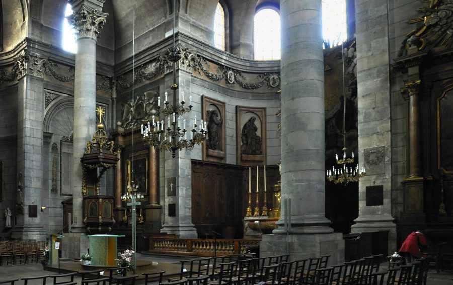 Le chœur avec, à gauche, l'autel latéral nord dédié à saint Ferréol et saint Ferjeux