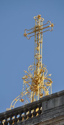 La croix de métal doré au sommet du clocher