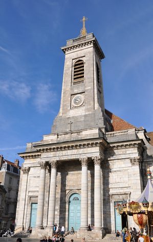 La façade de l'église est de style classique «Louis XIV»